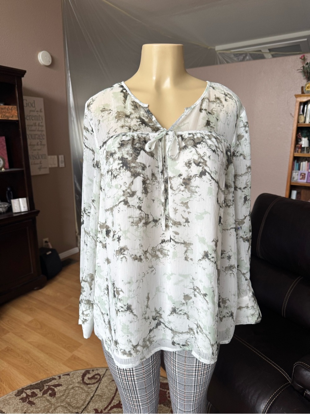 Apt 9 black & white marble print long sleeves V-neck blouse-size L
